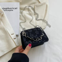 Bolso De Hombro Mini Negro Para Mujer Con Diseño De Flores En Cuero PU Cierre De Flap Y Cadena Estilo Casual Bolso De Mano Fashion 2025 - details 1