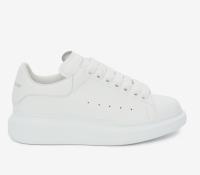 Los zapatos blancos de McQueen están de moda y son versátiles. - details 1