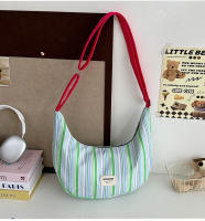 Bolso de mensajero de gran capacidad para estudiantes informales, nuevo bolso de hombro versátil a rayas de color en contraste para mujer, bolso de viaje personalizado tipo dumpling. - details 43