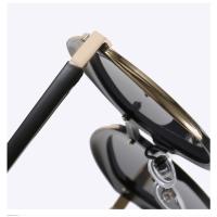 El conductor masculino conduce gafas de sol polarizadas metálicas para deslumbrar las gafas de sol - details 36