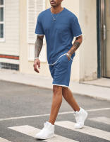 Traje deportivo de hombre con bloques de color, pantalones cortos de dos piezas, cuello redondo y camiseta de manga corta. - details 16
