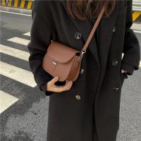 Bolso cruzado de cuero PU para mujer, cartera pequeña de diseñador, semicircular, estilo Retro, a la moda - details 14