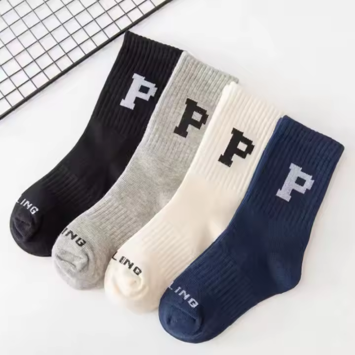 Nuevos calcetines con la letra P para niños, calcetines deportivos, calcetines sencillos de algodón de media altura. - 1
