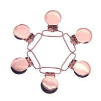 Abrazadera de Chupete Redonda en Oro Rosa para Bebé con Inserto de Plástico para Cinta de 25mm Estilo Sólido Producto Seguro para Niños y Niñas de 4 Meses y Mas - details 1