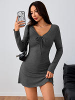 Vestido sencillo de mujer con cuello en V y falda corta delgada - details 9