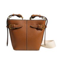 Bolso de mujer premium sense versátil retro hebilla decoración de un solo hombro bandolera bolso de cubo - details 1