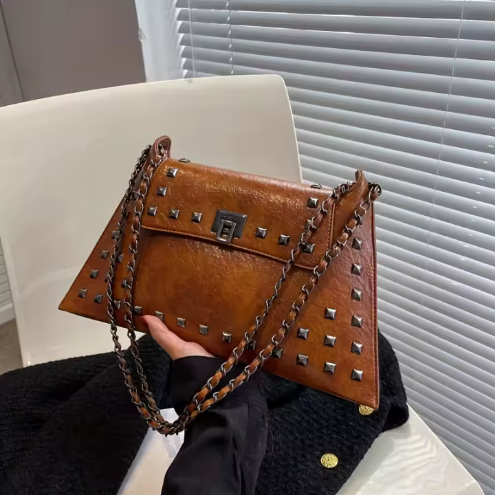 Bolso bandolera informal vintage de piel con remaches dorados para mujer, con textura de axila, para llevar al hombro. - 1