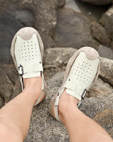 Verano dos usan zapatillas de playa, sandalias deportivas al aire libre y zapatos de montañismo. - details 20