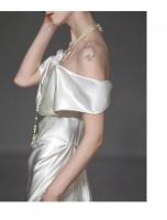 Brazo de gran tamaño que cubre la fiesta de baile de la novia, brindis de boda ligero, vestido de noche blanco, adulto - details 8