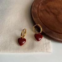 Pendientes colgantes de corazón rojo de amor, vino de diseño simple para mujer, círculo dorado, colgante de melocotón retro, joyería de moda - details 1