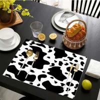 4 manteles individuales con estampado, manteles lavables con estampado de vaca en blanco y negro, temáticos para festivales, banquetes, mesas de comedor y - details 1