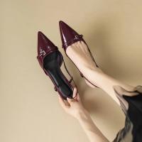 Sandalias de tacón medio de charol puntiagudo rojo vino francés para mujer, zapatos vacíos Retro con tacón ajustado en la espalda, novedad de verano 2025 - details 1