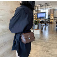 Bolso cruzado vintage para mujer Pequeño cuadrado con cierre de cremallera, correa ajustable, lining de poliéster Perfecto para uso diario, en café marrón, vino rojo, negro - details 8