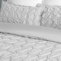 Juego de ropa de cama plisada y fruncida.