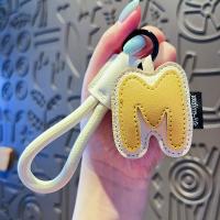 Llavero con 26 letras dulces, colgante para bolso, llavero de coche, llavero con alfabeto, adornos de cuero PU, colgante de letra de la suerte, regalo - details 20