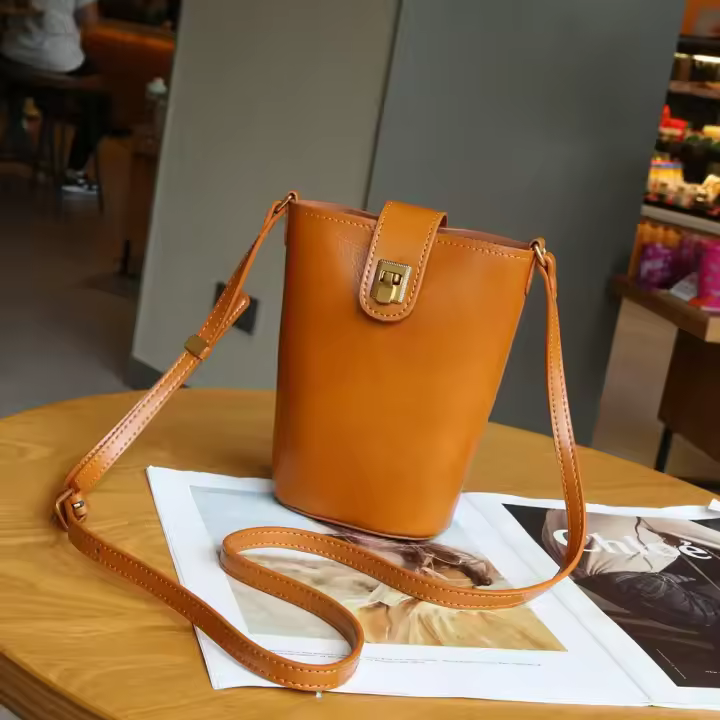 Bolso bandolera de piel auténtica para mujer con correa ajustable para el hombro y cierre giratorio - Diseño elegante minimalista, varios colores (marrón café/blanco leche/gris oscuro y más) - Bolso versátil para uso diario, informal y profesional, bolso - 1