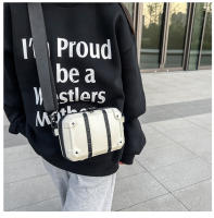 Bolso de remache personalizado para hombres de moda, popular bolso cuadrado pequeño blanco fresco, bolso de mensajero de hombro para mujeres de moda. - details 10