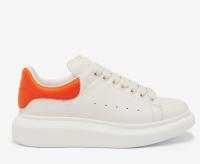 Los zapatos blancos de McQueen están de moda y son versátiles. - details 2