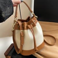 Bolso cruzado retro para mujer 2024 Correa ajustable, marrón ligero y rojo, herrajes dorados, trenzado Bolso spacioso para outfits casuales y formales - details 2