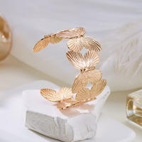 Pulsera ancha abierta de mariposa y flor hueca de acero inoxidable de alta calidad, brazaletes ajustables chapados en oro, joyería para mujer - details 3
