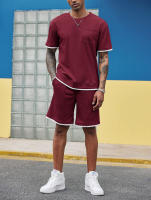 Traje deportivo de hombre con bloques de color, pantalones cortos de dos piezas, cuello redondo y camiseta de manga corta. - details 4