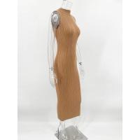 Mujer de punto sin mangas con cuello alto, vestido largo elegante de moda para otoño 2023 - details 1