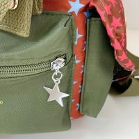 Mochila de gran capacidad con dibujos animados de Lucky Star, mochila escolar con cordón y múltiples bolsillos de estilo coreano, bolsa de nailon Y2K para senderismo y acampada para estudiantes - details 5