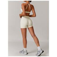 Una mujer con pantalones cortos de yoga de cintura alta que levantan la cadera sobre pantalones cortos deportivos ajustados, adelgazantes y para correr. - details 9