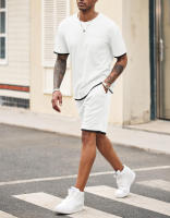 Traje deportivo de hombre con bloques de color, pantalones cortos de dos piezas, cuello redondo y camiseta de manga corta. - details 7