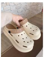 Los estudiantes usan la versión coreana de moda y creativa de los zapatos con agujeros, zapatillas geniales de cabeza de bolsa de paso de mierda de suela gruesa suave de EVA de verano para mujer - details 44