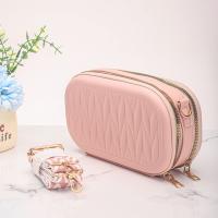 Bolsa de maquillaje de viaje moderna de piel sintética con diseño acolchado, bandolera cuadrada con cierre de cremallera y correa. - details 9