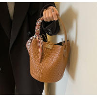 Bolso de mano de mujer nuevo de primavera y otoño de nicho de moda 2025, bolso de hombro versátil de moda, bolso de cubo tejido. - details 18