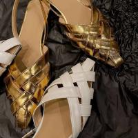 Sandalias de tejido plano con tirachinas para mujer, tacón bajo de 2cm, estilo Xinziyu, con cuero dorado - details 2