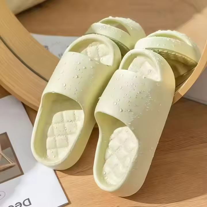 Zapatillas de verano de suela blanda de EVA para mujer, chanclas planas informales para interior y hogar, sandalias antideslizantes para baño, zapatos deslizantes de playa para hombre al aire libre - 1