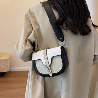 Elegante bolso de sillín bicolor para mujer - Colección elegante de primavera, lujo ligero, diseño de media luna con correa negra ajustable y cierre de cremallera, para llevar al hombro o cruzado, bolso - details 7