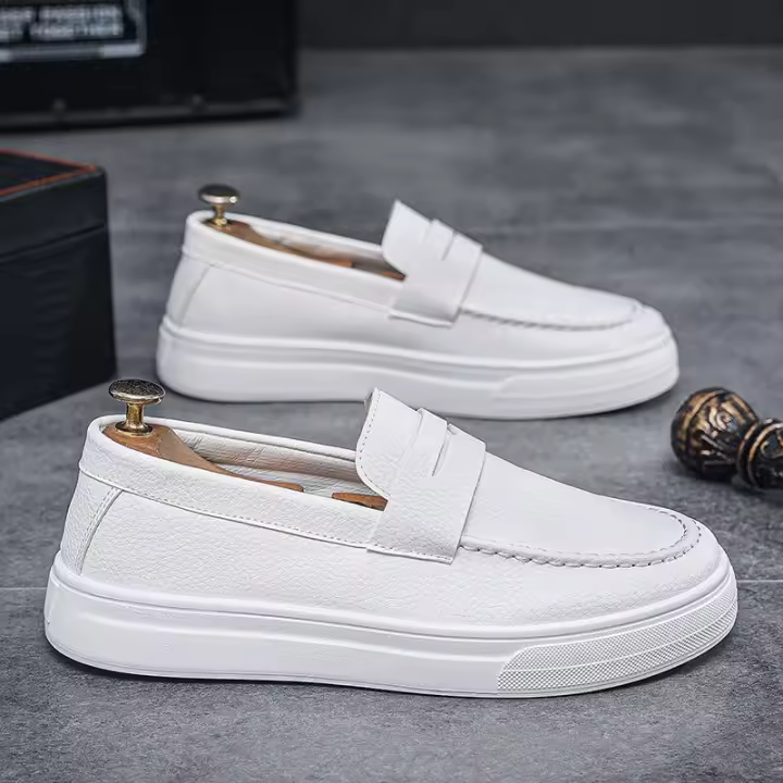 Mocasines transpirables nuevos de primavera 2025 para hombre, estilo británico, moda casual, zapatos de cuero juveniles de tendencia. - 1