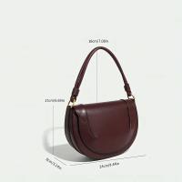 Bolso de sillín para mujer en color burdeos - Cuero sintético de alta calidad con cierre magnético en tono dorado, correa de hombro ajustable y costuras en contraste - Versátil para viajes, oficina, compras - Incluye correa para la muñeca - Regalo perfect - details 3