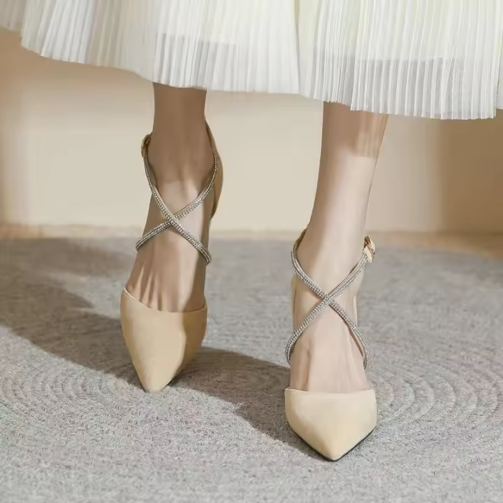 Tacones altos, tiras puntiagudas de diamantes de imitación, adornos en forma de cruz, mujeres elegantes y de moda. - 1