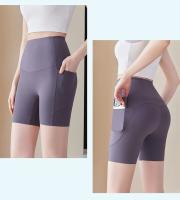 Pantalones cortos deportivos de yoga de cintura alta para mujer, ropa de calle informal para fitness, pantalones cortos ajustados para entrenamiento con bolsillo, pantalones cortos de gimnasio con ropa interior incluida - details 2
