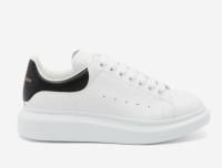 Los zapatos blancos de McQueen están de moda y son versátiles. - details 1