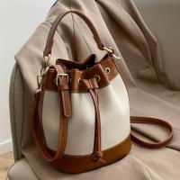 Bolso cruzado retro para mujer 2024 Correa ajustable, marrón ligero y rojo, herrajes dorados, trenzado Bolso spacioso para outfits casuales y formales - details 3