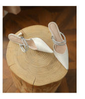 Baotou usa tacones de aguja y zapatillas con pedrería. - details 17