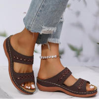 Pantuflas de gran tamaño con costuras retro, antideslizantes, de punta redonda, sandalias casuales de una sola tira para mujer. - details 0