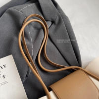 Bolso de hombro para mujer - Bolso minimalista elegante con cierre de herrajes en tono dorado, bolso informal y formal Negro/Beige/, Bolso estructurado duradero para mujer, Diseño elegante y elegante - details 5