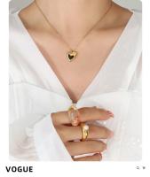 Collar de corazón de melocotón con forma especial de diseño de nicho francés, chapado en acero de titanio con oro de 18K, joyería de personalidad de moda que no se decolora - details 1