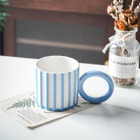 Taza de cerámica ins taza de viento moderno simple burdeos creativo mango grande raya vertical nicho personalizado mango de cinturón - details 7