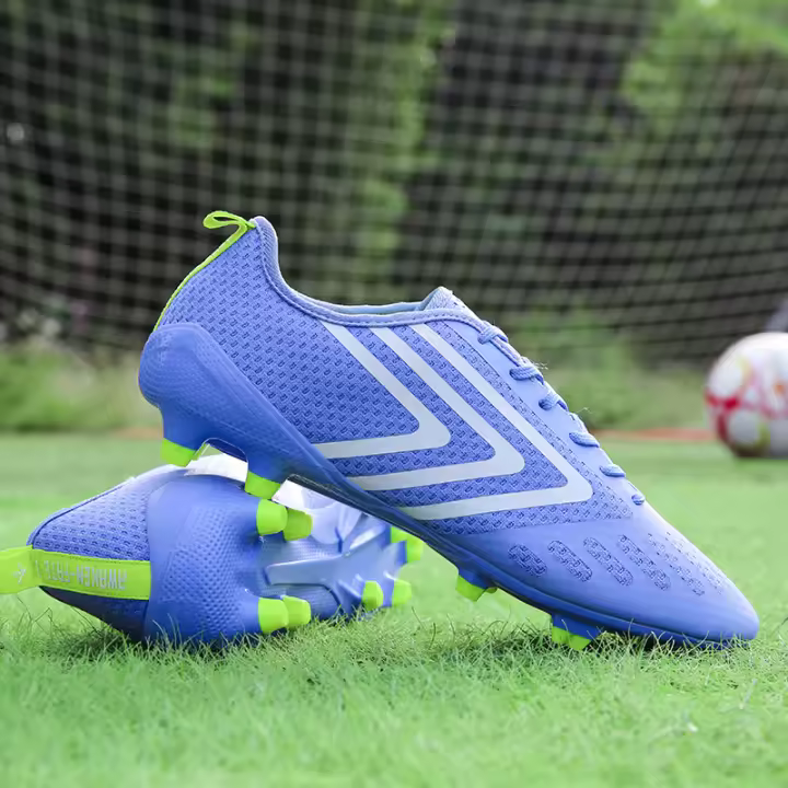 Hombre y mujer adulto adolescente fondo de uñas largas uñas rotas fondo plano hierba antideslizante zapatos de fútbol - 1