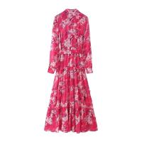 Vestido de Chiffon Adelgazante con Cuello Alto y Estampado de Cinturón - details 1