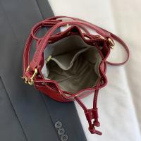 Bolso cruzado retro para mujer 2024 Correa ajustable, marrón ligero y rojo, herrajes dorados, trenzado Bolso spacioso para outfits casuales y formales - details 8