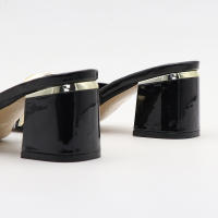 Correade una sola pieza con puntera abierta y tacón grueso y sandalias y pantuflas exteriores sencillas y versátiles para mujer. - details 5